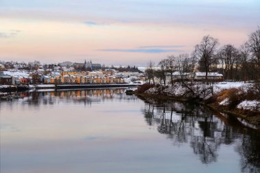 Norveç 'in Trondheim kentinde Nidelva nehri ve Gloeshaugen yerleşim bölgesi kışın görülür.