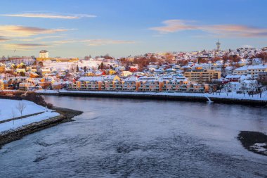 Norveç 'in Trondheim kentinde Nidelva nehri ve Bakklandet yerleşim bölgesi kışın görülür.