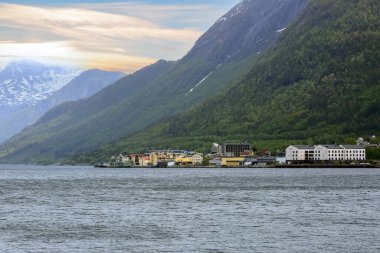 Norveç 'in Aandalsnes kasabası Rauma Nehri' nin ağzında ve Romsdalsfjord kıyılarında yer almaktadır..