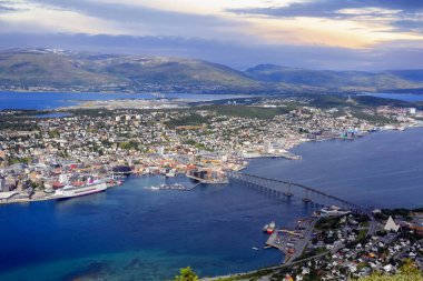 Kuzey Norveç 'in en büyük şehri olan Tromsoe kasabasının havadan görünüşü.