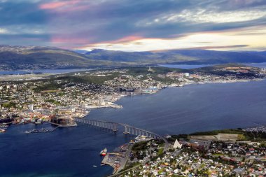 Kuzey Norveç 'in en büyük şehri olan Tromsoe kasabasının havadan görünüşü.