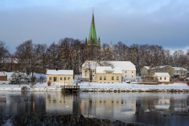 Trondheim 'da kış, Nidelva nehri manzarası ve Nidarosdomen katedrali suya yansıdı.