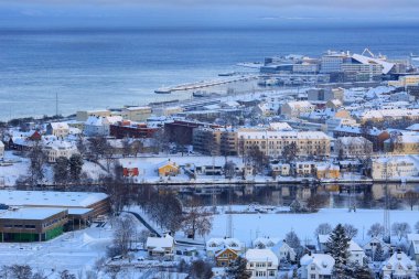 Trondheim 'da kış, Trondheim fiyortu ve Nidelva nehrinin havadan görünüşü. 