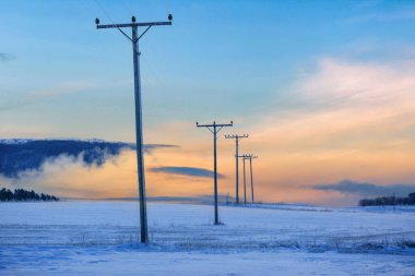 Troendelag, Norveç 'te kışın yüksek voltajlı elektrik hattının manzarası