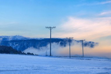 Troendelag, Norveç 'te kışın yüksek voltajlı elektrik hattının manzarası