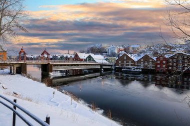 Trondheim 'da kış, Nidelva nehri, Eski Köprü (Den Gamle Bybro) ve Bakklandet yerleşim bölgesi manzarası