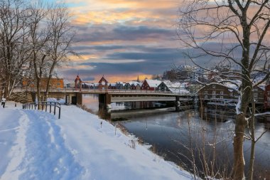 Trondheim 'da kış, Nidelva nehri, Eski Köprü (Den Gamle Bybro) ve Bakklandet yerleşim bölgesi manzarası