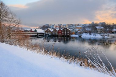 Trondheim 'da kış, Nidelva nehri, Eski Köprü (Den Gamle Bybro) ve Bakklandet yerleşim bölgesi manzarası