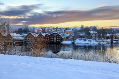 Trondheim 'da kış, Nidelva nehri ve Eski Köprü manzarası (Den Gamle Bybru)