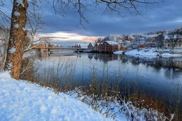 Trondheim 'da kış, Nidelva nehri ve Eski Köprü manzarası (Den Gamle Bybru)