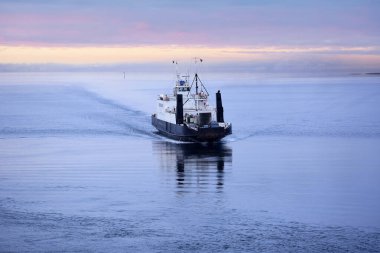 Sisli yaz şafağı ve Norveç denizinde feribot.