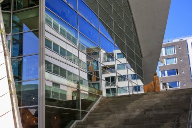 Tromsoe Norveç 2023 / 31 / 07: Ana kütüphane binası şehrin merkezindeki Fokuskvartalet bölgesinde bulunuyor.