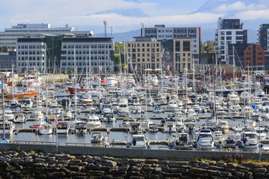 Bodoe Norveç 07: 28 2023 Norveç 'in Bodoe kentindeki liman manzarası Kriuse gemisi Hurtigruta' dan