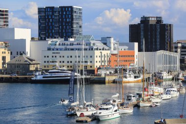 Bodoe Norveç 07: 28 2023 Norveç 'in Bodoe kentindeki liman manzarası Kriuse gemisi Hurtigruta' dan