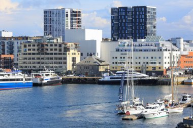 Bodoe Norveç 07: 28 2023 Norveç 'in Bodoe kentindeki liman manzarası Kriuse gemisi Hurtigruta' dan