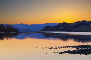 Gaula nehri Trondheim fiyorduna akar, Byneset ve Gaulosen Doğa rezervi sonbaharda gün batımında bulunur. 