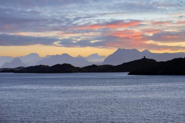 Lofoten adalarında yaz günbatımı, Hurtigruta yolcu gemisinden çekilen fotoğraf.