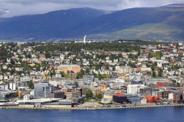 Tromsoe Norveç 07: 30 30 2023 Kuzey Norveç 'in en büyük şehri olan Tromsoe kasabasının havadan görünüşü.