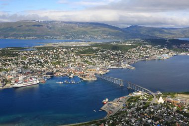 Tromso Norveç 07: 30 2023 Tromso kasabasının yaklaşık 70 derece kuzeyinde yer alan ve Kuzey Norveç 'in en büyük şehridir..