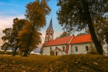 Krimulda Lutheran kilisesi Letonya 'nın en eski kiliselerinden biri olarak görülüyor. 13. yüzyılın başlarında Gaujas Milli Parkı 'nda inşa edildi..