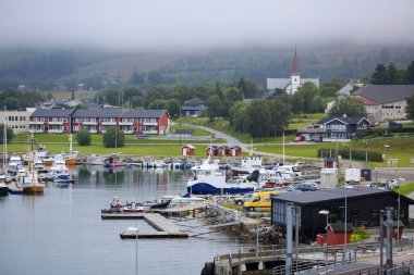 Nesna Norveç 07: 28 2023 Nordland, Helgeland 'da bulunan Norveç köyü Nesna manzarası