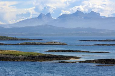 Vestfjorden ve Saltfjorden manzarası ve Norveç şehri Bodoe yakınlarındaki Aselitindan dağları.