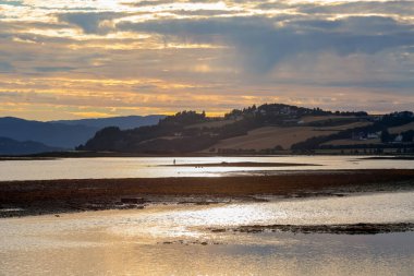 River Gaula, Trondheim fiyort, tarım alanı Byneset, Gaulosen doğa rezerv ve balıkçılık adam düşük gelgit ve renkli ağustos günbatımı sırasında 