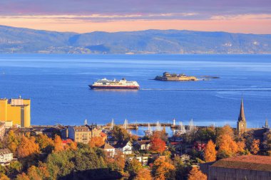 Trondheim 'da sonbahar, Trondheim fiyortu ve Munkholmen adasının hava manzarası. 