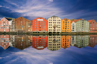 Trondheim 'da sonbahar, Nidelva nehri manzarası ve Norveç' in Trondheim kentinde nehir boyunca uzanan tarihi kereste binaları.