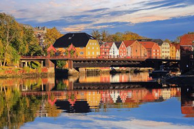 Trondheim 'da sonbahar, Norveç' in Trondheim kentindeki Nidelva Nehri ve Eski Köprü (Den Gamle Bybru) manzarası