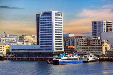 Norveç 'in Bodoe kasabasındaki liman manzarası. Hurtigruta yolcu gemisinden görüntü.