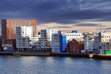 Norveç 'in Bodoe kasabasındaki liman manzarası. Hurtigruta yolcu gemisinden görüntü.