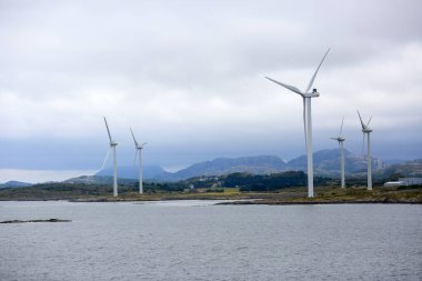 Sisli bir günde Norveç açıklarında rüzgar türbinleri