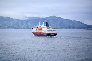 07 28 2023 Seyahat gemisi Kong Harald Norveç kıyısı boyunca keşif gezisinde.