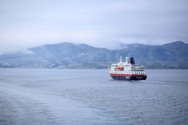 07 28 2023 Seyahat gemisi Kong Harald Norveç kıyısı boyunca keşif gezisinde.