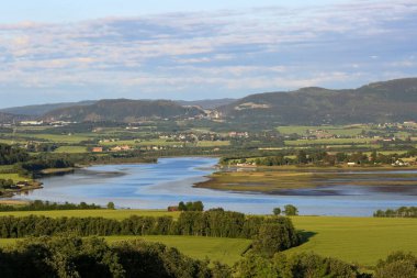 Gaula nehrinin havadan görünüşü Trondheim fiyorduna, Gaulosen doğa rezervi ve Trondheim kenti yakınlarındaki Oeysanden tarım alanına akar.
