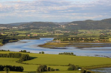 Gaula nehrinin havadan görünüşü Trondheim fiyorduna, Gaulosen doğa rezervi ve Trondheim kenti yakınlarındaki Oeysanden tarım alanına akar.