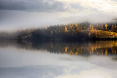 Kasım ayında Norveç 'in Trondheim kentindeki Jonsvatnet Gölü' nde sisli gün batımı