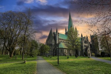Norveç 'in Trondheim kentindeki Nidarosdomen katedralinin bahar manzarası