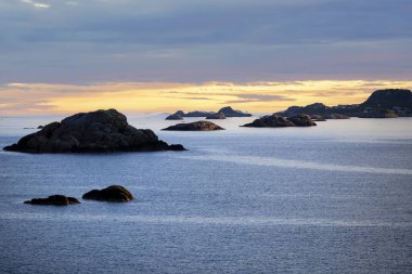 Lofoten adaları ve Norveç 'in Svolvaer kasabası yakınlarındaki fiyort Vestfjorden' da gece yarısı güneş ışığı.