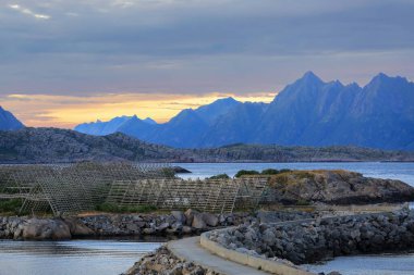 Lofoten adaları ve Norveç 'in Svolvaer kasabası yakınlarındaki fiyort Vestfjorden' da gece yarısı güneş ışığı.