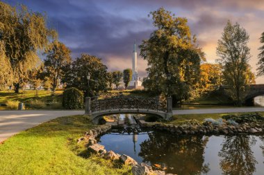 Riga 'da sonbahar, sonbahar renklerinde şehir kanalı manzarası