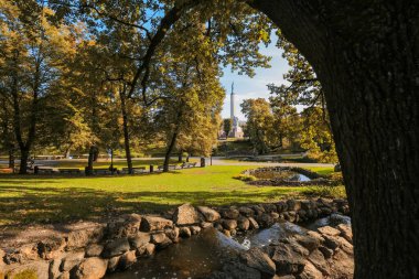 Riga 'da sonbahar, sonbahar renklerinde şehir kanalı manzarası
