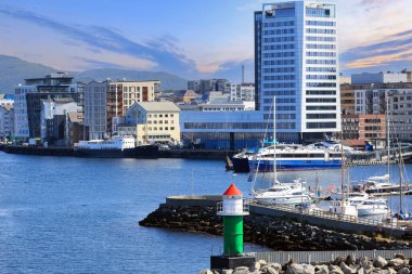 Norveç 'in Bodoe kasabasındaki liman manzarası.