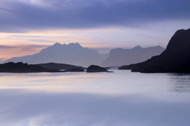 Lofoten adalarında gün batımı, Svolvaer kasabasına giden dağlarda. Hurtigruten yolcu gemisinden görüntü.