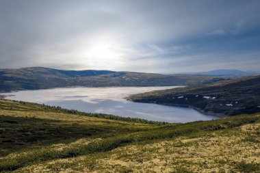 Norveç 'in Rennebu belediyesinde yer alan Inna Nehri ve Innerdalsvatnet Dağı (Innset) vadilerini kapsar.