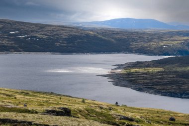 Norveç 'in Rennebu belediyesinde yer alan Inna Nehri vadisi ve Innerdalsvatnet Gölü (Innset) çevresindeki dağları kapsar.