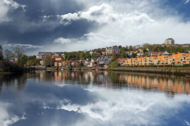 Trondheim 'da Nidelva nehri ve Bakklandet yerleşim bölgesi manzarası