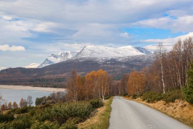 Gjevillvatnet Gölü 'nde sonbahar mevsimi Troendelag ilçesinde, Norveç' in Trollheimen bölgesinde yer alır.
