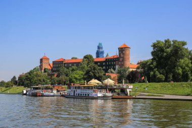 07 22 2024 Krakow Polonya: Wawel Kraliyet Kalesi manzaralı, Krakw 'daki Vistula Nehri' nde güçlendirilmiş bir yerleşim yeri
